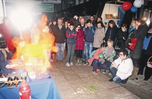 Otvoritvena slovesnost je bila v znamenju pokajočih, kadečih se, svetlobnih in gorečih poskusov