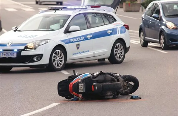 Z avtom zbila voznika skuterja