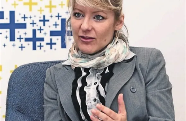 Tina Komel je naposled pod pritiski klonila in odstopila
