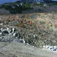 Ocenjujejo, da plazeča gmota drsi približno dva metra na dan