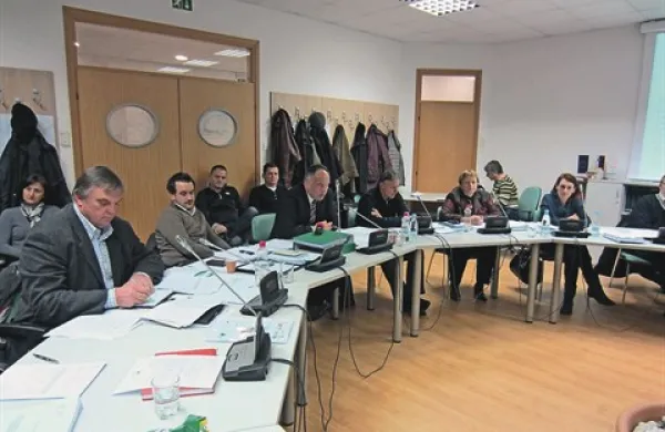 Na četrtkovi občinski seji v Divači sta se predstavila tudi pobudnik za vetrnice - predsednik AS Gabrče Anton Može (prvi z leve) in investitor - direktor podjetja Amicus Primož Kapus (tretji z leve za mizo)    