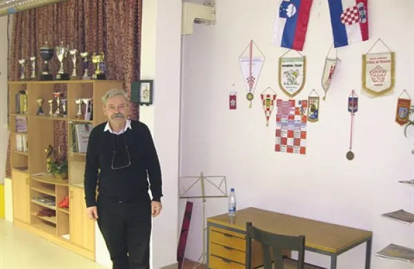 Joso Begić v novih prostorih hrvaškega društva v Luciji, kjer sta že zaživeli tudi  nova folklorna skupina in klapa 