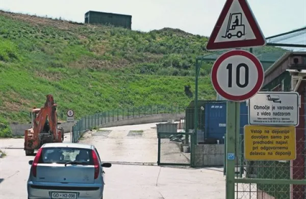 Ajdovci si prizadevajo, da bi pridobili  dovoljenja, kazni pa jim (še) ni treba plačati 