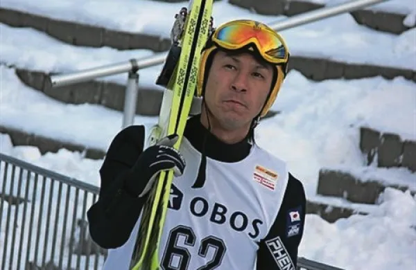 Japonski smučarski skakalec Noriaki Kasai, ki je v Sočiju v soboto osvojil srebrno medaljo, je z 41 leti eden najbolj znanih še aktivnih veteranov v smučarski areni