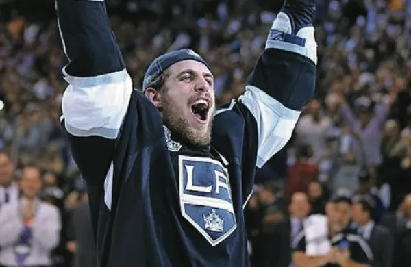Avstrijci pred dvobojem seveda posebej opozarjajo na moč slovenske ekipe in opozarjajo na zvezdnika Anžeta Kopitarja, ki je z Los Angeles Kings leta 2012 osvojil Stanleyjev pokal.