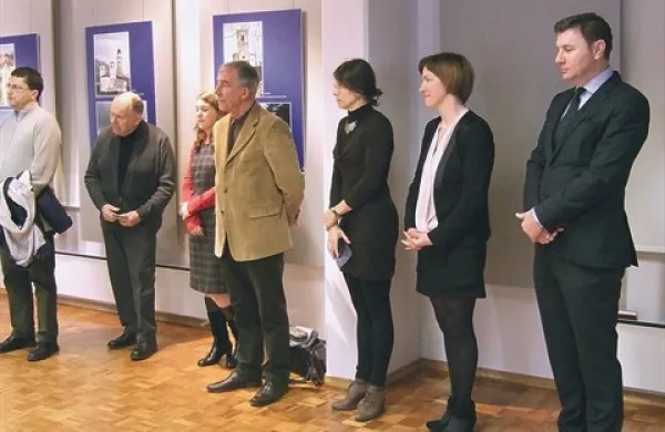 Sodelavci in podporniki raziskovalne postaje z dr. Brankom Marušičem (drugi z leve)  in dr. Otom Lutharjem (prvi z desne) na odprtju razstave  