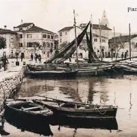 Pristanišče, v ozadju Veliki trg oziroma  Piazza Stefania, v nekem obdobju tudi Piazza Garibaldi 