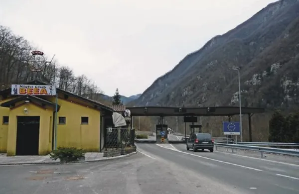 Livčan, ki ga je sodišče spoznalo za krivega zlorabe prostitucije v lokalu Cupido na nekdanjem mejnem prehodu Robič,  jo je odnesel s pogojno obsodbo