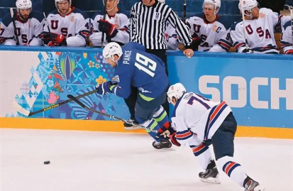 Slovenski hokejisti so na olimpijskem turnirju v Sočiju po zmagi nad Slovaško in porazom proti Rusiji in ZDA zasedli tretje mesto v skupni A in se bodo za preboj v četrtfinale jutri ob 9. uri pomerili z Avstrijo
