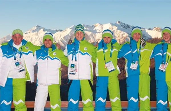 Slovenski orli skupaj s trenerjem pred kavkaškimi gorami - (z leve): Goran Janus (glavni trener), Jernej Damjan, Jurij Tepeš, Robert Kranjec, Peter Prevc in Jaka Hvala 
