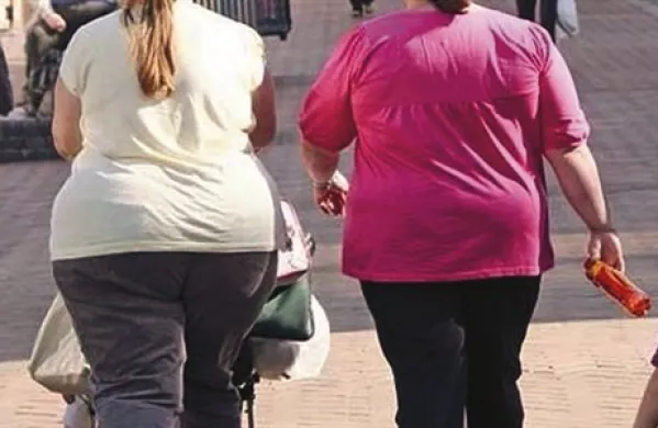 Ženske imajo več maščobnih celic kot moški,  debelost (v obeh primerih jabolčna) je že pri mlajših večja težava in se običajno pogosteje  pojavi  kot pri moških vrstnikih