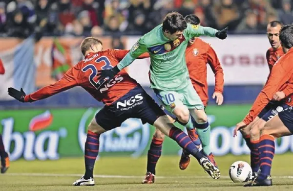 Lionel Messi (številka 10), ki je v soboto dosegel 228. prvenstveni gol v dresu Barcelone, bo drevi v Manchestru spet pod posebnim drobnogledom branilcev