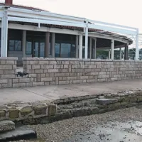Prestižnemu okolju lucijske marine, teniških igrišč in finih lokalov daje piko na i zapuščena Taverna. Na eni strani jo krasijo grafiti, na drugi spodjedeni zidovi ... 