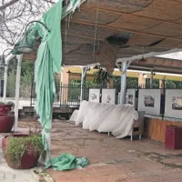 Z nadstreška lokala nasproti pomola v Portorožu plapola scefrana cerada, s stropa odpada trstika, v kotu terase pa so nagrmadene odpadle iglice in listje