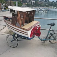 Z barčico nadgrajeno pony kolo na portoroškem pomolu je  dobra domislica, ki pritegne pogled. A lastnik je na to hibridno vozilo očitno pozabil, saj so šipe razbite in gume prazne ... 