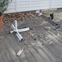 Zimsko tihožitje s terase na portoroški plaži: malo mivke, precej listja, par steklenic, kaka  pločevinka, stojalo za senčnik in pozabljena inštalacija 