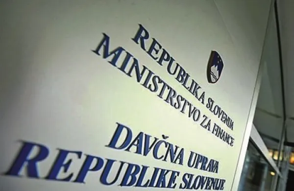 Davčna uprava RS (Durs) je podaljšala rok za oddajo davčnega obračuna v elektronski obliki za 10 dni, do 10. aprila, za tiste zavezance, ki so ob nedavni ledeni ujmi ostali brez elektrike in internetne povezave