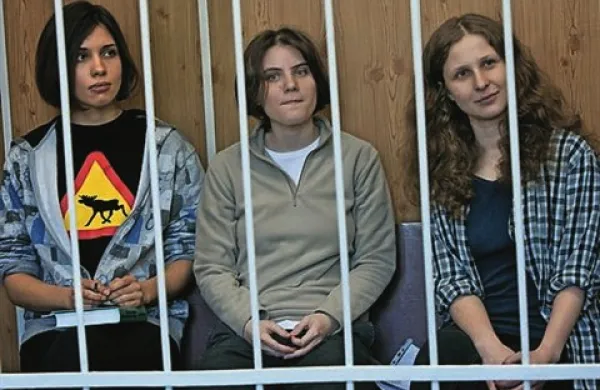 V Sočiju je ruska policija aretirala nekdanji članici pankovske skupine Pussy Riot in aktivistki Nadeždo Tolokonikovo in Marijo Aljohino