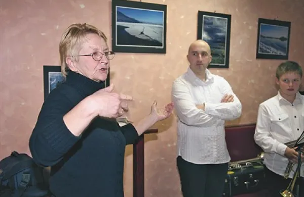 Anita Hromin na odprtju fotografske razstave Zasvojena z modrino v Pumpa baru v Knežaku