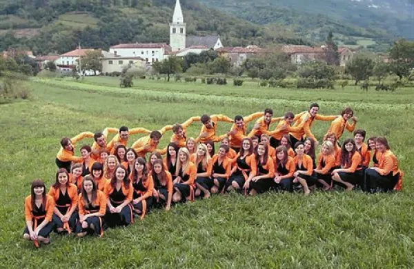 Člani in članice Mešanega pevskega zbora Stanko Premrl iz Podnanosa nadaljujejo pevsko tradicijo svojega kraja