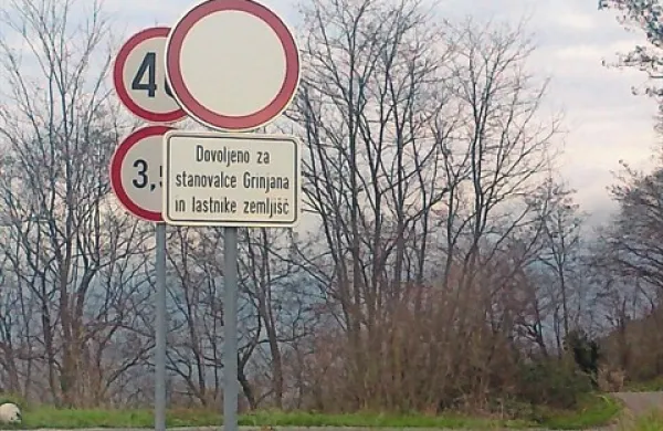Prometnega znaka ob lokalni cesti med Šmarjami in Grinjanom, ki je pogrel njene uporabnike, od petka ni več