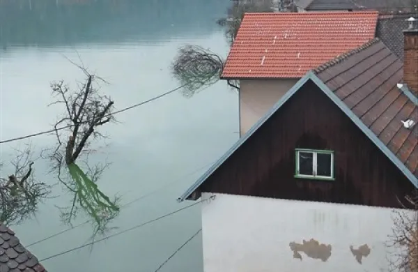 Občina vse stanovalce ogroženih objektov poziva, naj stvari premaknejo v višja nadstropja