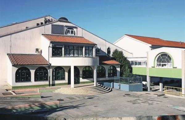 OŠ Livade in bližnja športna hala  nimata ustrezne izolacije, čeprav so ju zgradili v začetku 90. let. Njun kotel iz leta 1995  ni več primeren  za  uporabo. 
