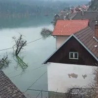Kar 20 hiš v Planini je včeraj imelo zalite pritlične prostore, v Lazah na drugi strani polja  je bilo takih še deset