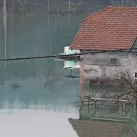 Do kdaj in do kod bo voda še naraščala, se strahoma sprašujejo v Planini