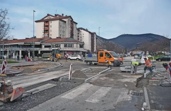 Promet je že nekaj časa oviran zaradi gradnje krožišča pri Pelozu