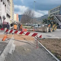 Kolesarsko stezo in vhode na parkirišča “meljejo” že tri mesece, a jih še kar niso končali 