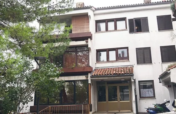 Zaradi uboja sosede v bloku na Kozlovičevi ulici na Markovcu je sodišče obsodilo 61-letnega hrvaškega državljana na pet let zapora