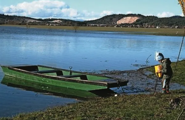 Daljnovodi na  poplavljenih območjih so ponovno pod napetostjo, zato je vožnja s čolni pod njimi smrtno nevarna