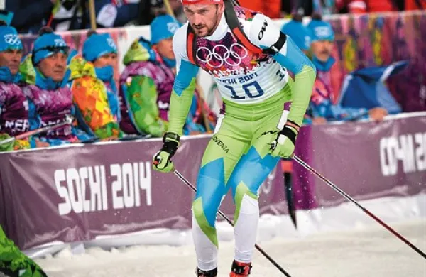Jakov Fak je bil v smučini drugi najhitrejši, dva zgrešena strela sta ga stala bronaste medalje 