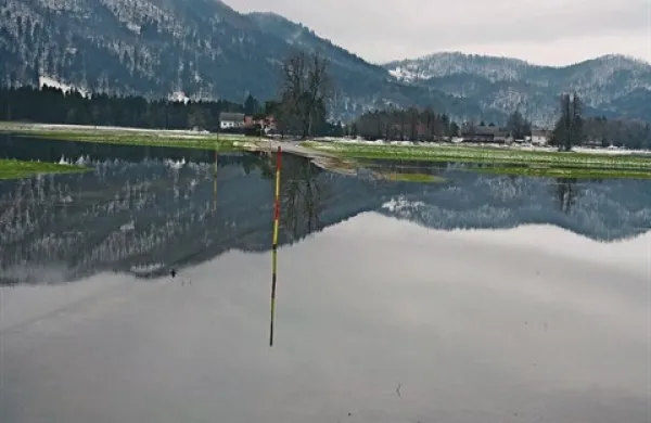 Poplave v Zadlogu so odrezale prometne poti, niso pa ustavile življenja v kraju