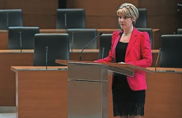 Komelova je v sredo potrdila informacije, da so ji ponudili službo generalne konzulke v madžarskem Monoštru, a je ponudbo odklonila
