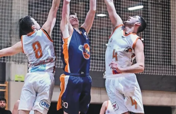 Postojnčani (v belem)  so ustavili Koprčane