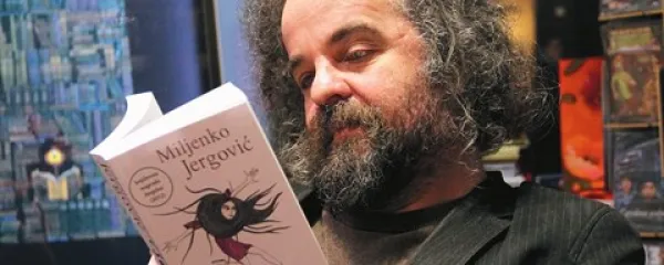 48-letni Miljenko Jergovič je eden najbolj uglednih, branih in prevajanih bosansko-hercegovskih literatov. Njegova prozna dela izhajajo pri najuglednejših evropskih založbah. Je dobitnik številnih nagrad in eden od najprodornejših literarnih glasov