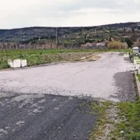 ... in   včeraj, ko bi ga občina     že lahko  uporabljala  ali  oddajala   v najem