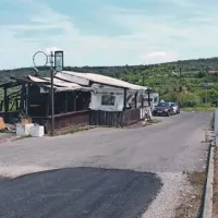 Zemljišče z ostanki Hill Burgerja julija 2012, dva meseca po  požigu ...
