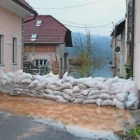 Vreče s peskom postavljajo vojaki in gasilci vsak dan više