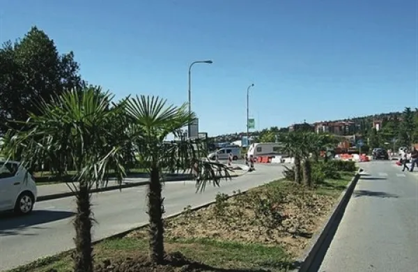 Nekdo je iz parka v Portorožu ukradel steber javne razsvetljave. Fotografija je simbolična.