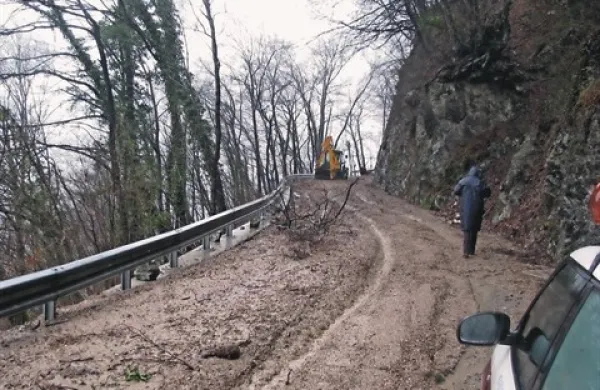 Cesto proti Drežnici, od katere je odvisnih 600 ljudi, bodo   čez dan odpirali po dogovorjenem urniku, med čiščenjem pa bo zaprta   