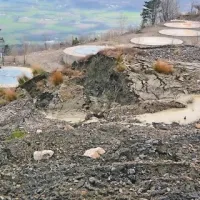 Splazela masa je včeraj že dosegla interventno pot za  vodnjaki, ki skrbijo za odvodnjavanje na plazu Slano blato. Danes si ga bo ogledal minister Dejan Židan. 