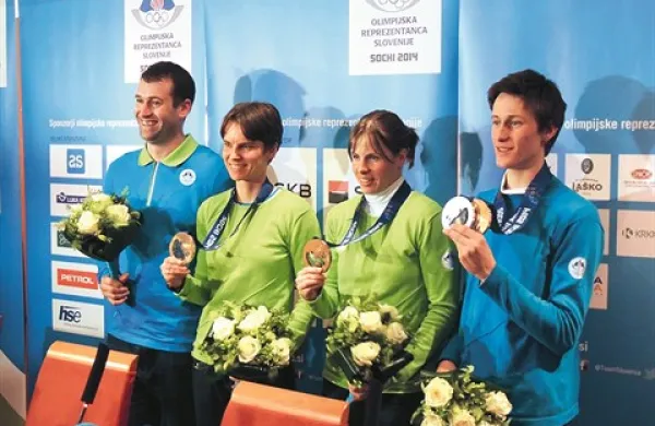 Medalje so doma (od desne) - Peter Prevc, Vesna Fabjan, Teja Gregorin in kapetan hokejistov Tomaž Razingar