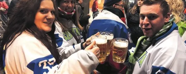 Navijači so nazdravljali še pred prihodom olimpijcev