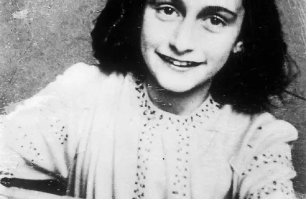 Ana Frank se je s svojo družino pred nacisti skrivala do leta 1944, poleti tega leta so jih odkrili in jih odpeljali v koncentracisjko taborišče, kjer je Ana umrla tik pred koncem vojne 