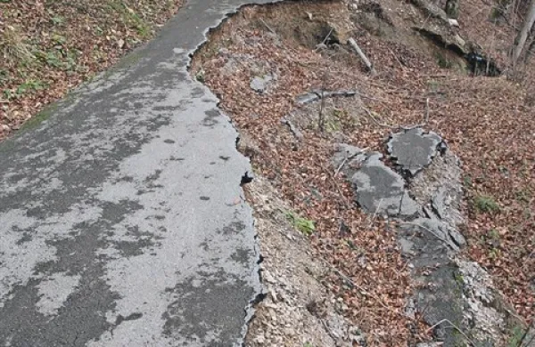 Plaz, ki je ob črpališču Mlačevo že odnesel dobršen del dostopne ceste, grozi, da bodo v sedmih vaseh  ostali brez pitne vode