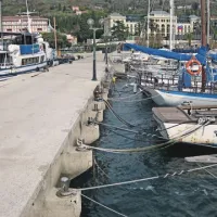 Po oceni Geodetske uprave RS je portoroški potniški pomol vreden 23.477 evrov, za kar bi morala piranska občina plačati 117 evrov davka 