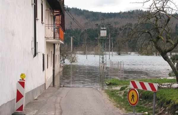 Zaradi motečih obiskovalcev so zaprli cesto